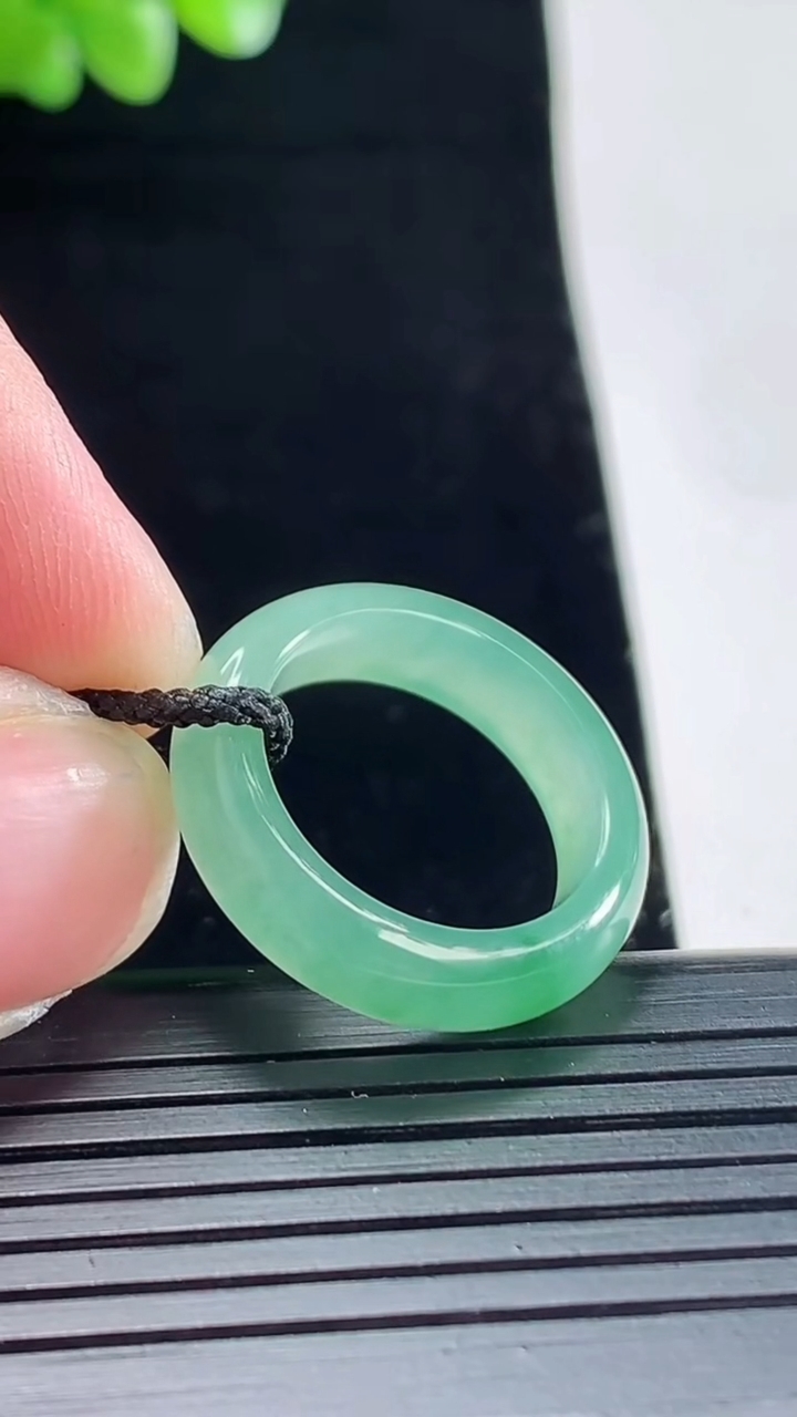 天然A货翡翠玉指环 戒指，尺寸16.5-5.5-3.8重量:3.27g2026年5月6日
工厂直销收藏佳品,种好水足，色泽均匀，有种有色，上手高大气！