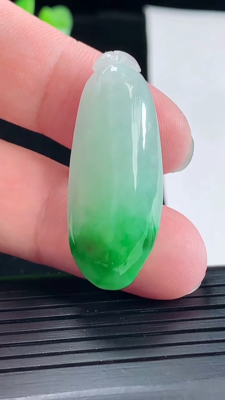 天然A货翡翠福瓜吊坠，尺寸38-15-9.5重量:9.25g
5月6日