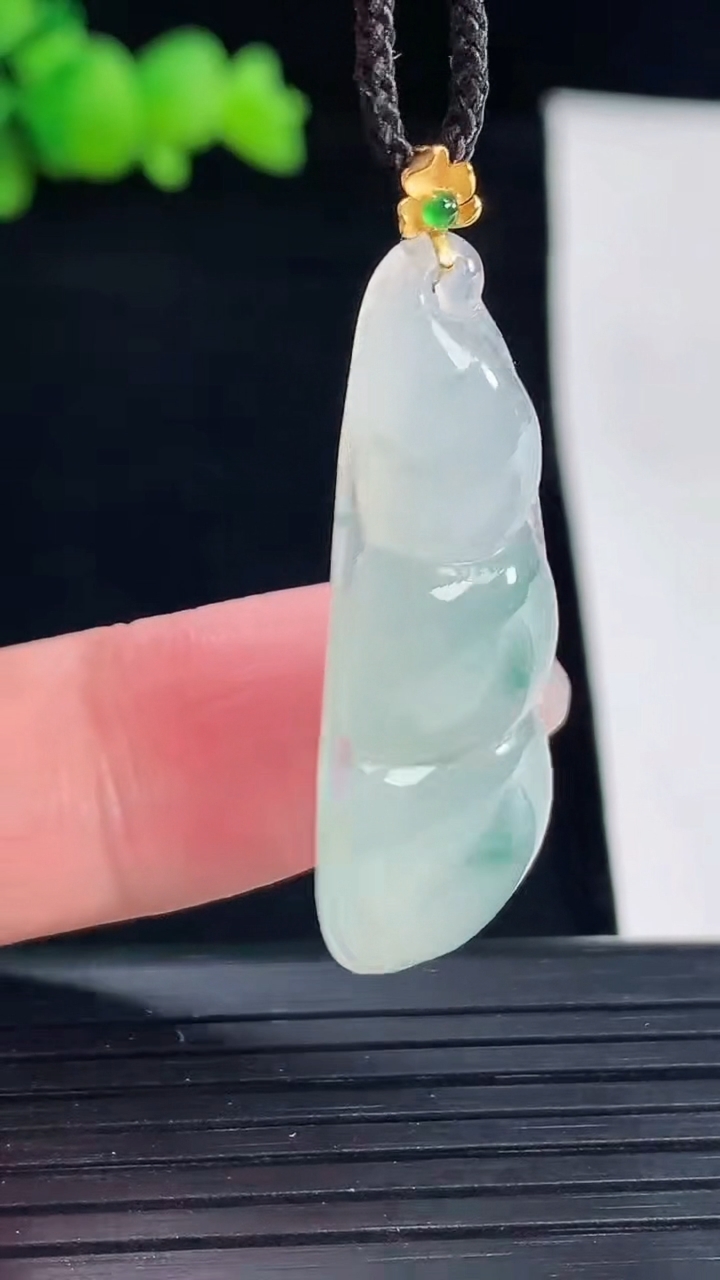 天然A货翡翠种飘花福豆吊坠，尺寸35-16.5-6.5重量:6.11g
5月6日