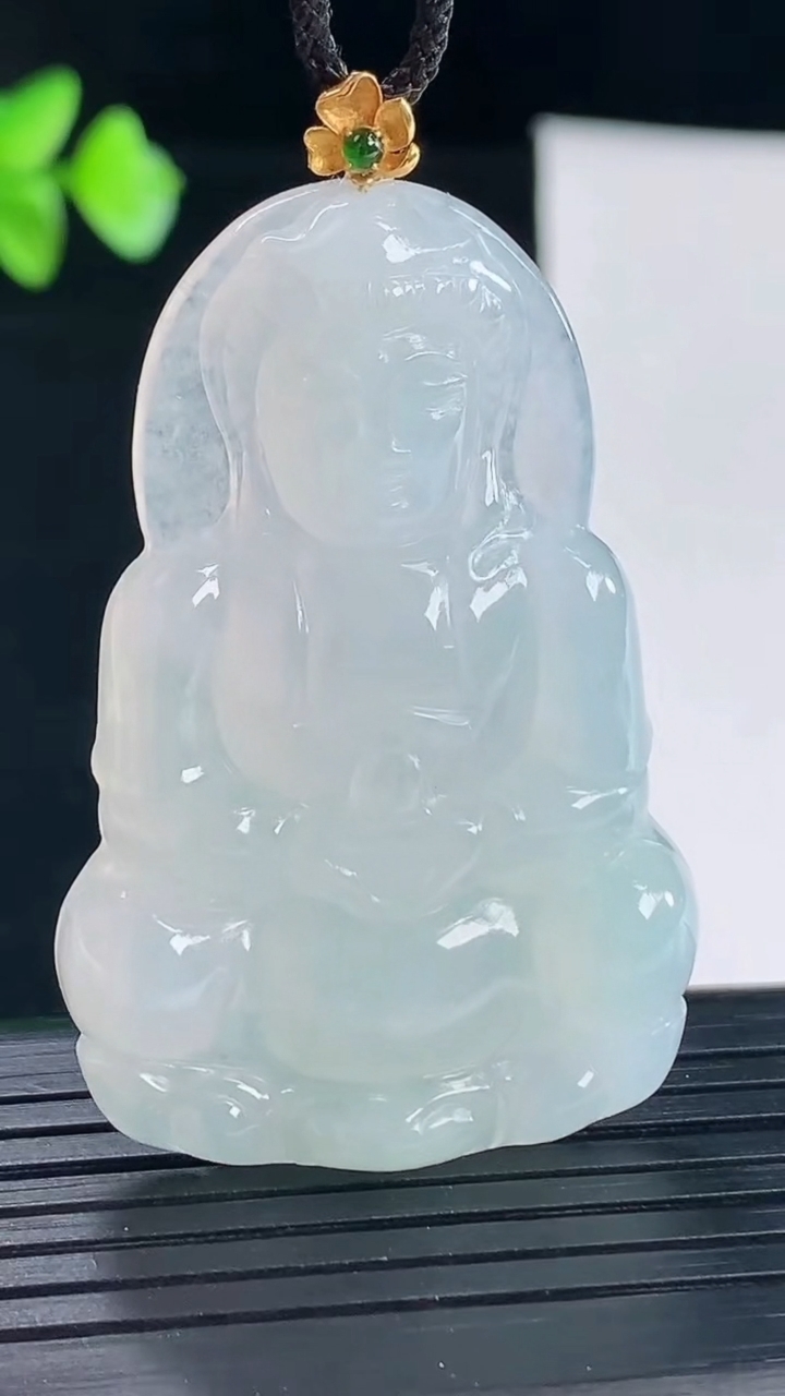 天然A货翡翠正装观音吊坠，尺寸46.5-31-6.6重量:15.39g
5月6日