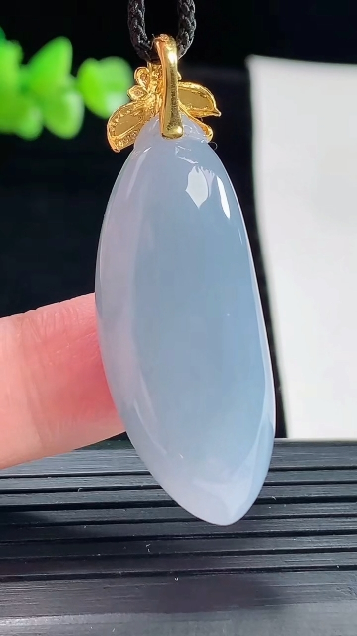 天然A货翡翠18k金紫罗兰福瓜吊坠，尺寸36-16-12重量:14.44g
5月6日