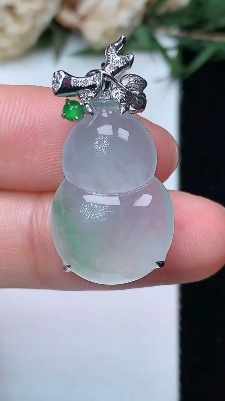 天然A货翡翠葫芦吊坠，尺寸21.2-14.3-8.3，重量:4.02g
5月6日