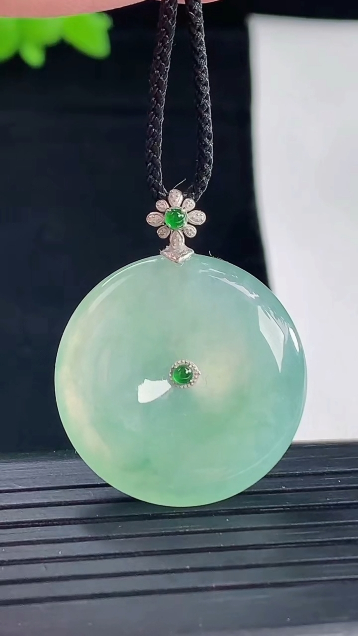 天然A货翡翠平安扣吊坠，尺寸25-5重量:6.49g
5月6日
