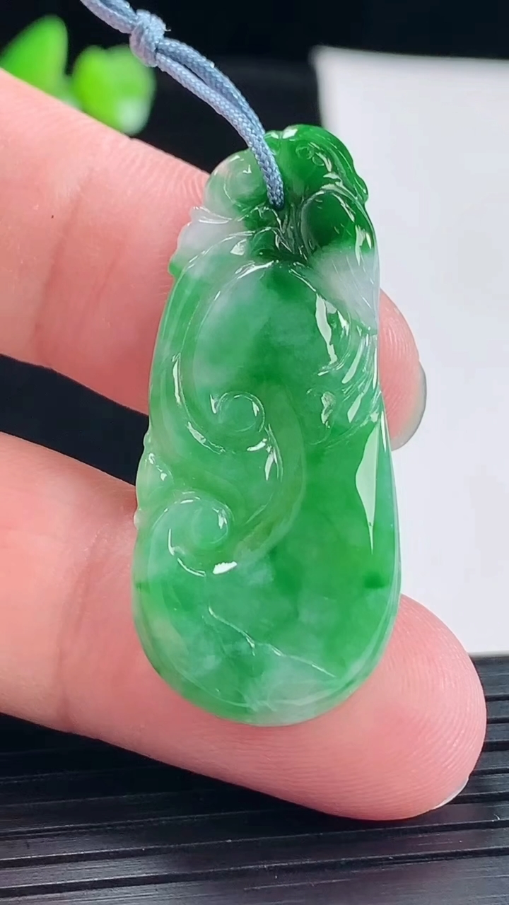 天然A货翡翠如意吊坠，尺寸39.5-18-3.5重量:4.72g
5月6日