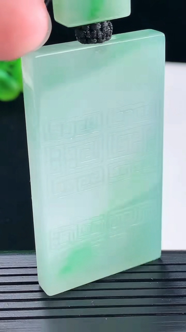 天然A货翡翠仿古无事牌吊坠，尺寸53.5-29.6-6重量:35.77g
5月6日
