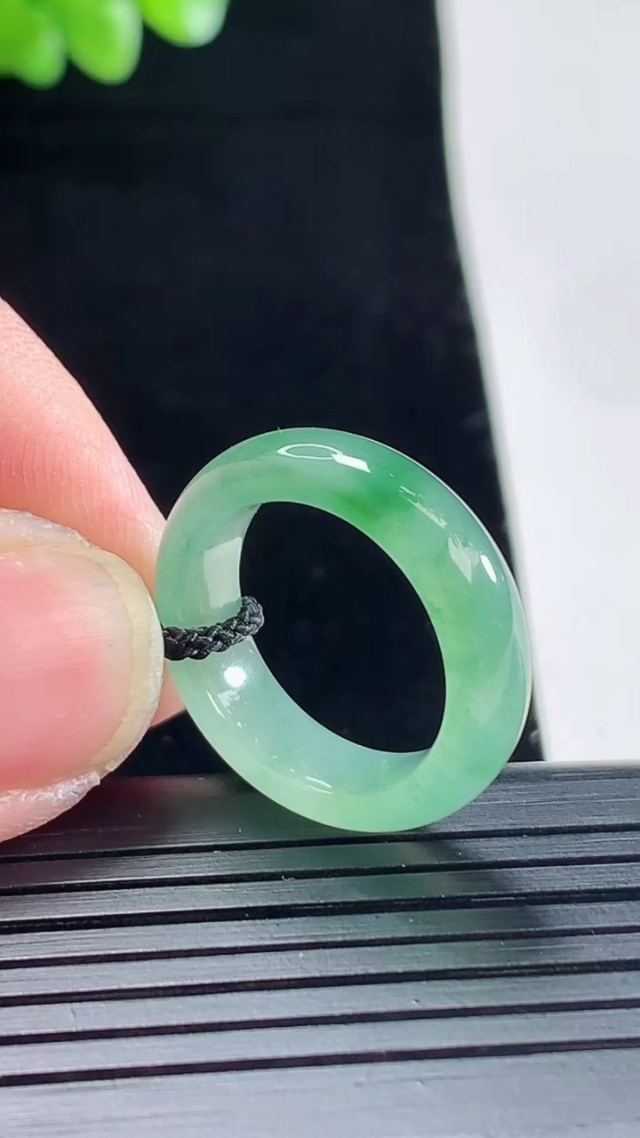 天然A货翡翠玉指环 戒指，尺寸16.5-5.5-3.8重量:3.27g2026年5月6日
工厂直销收