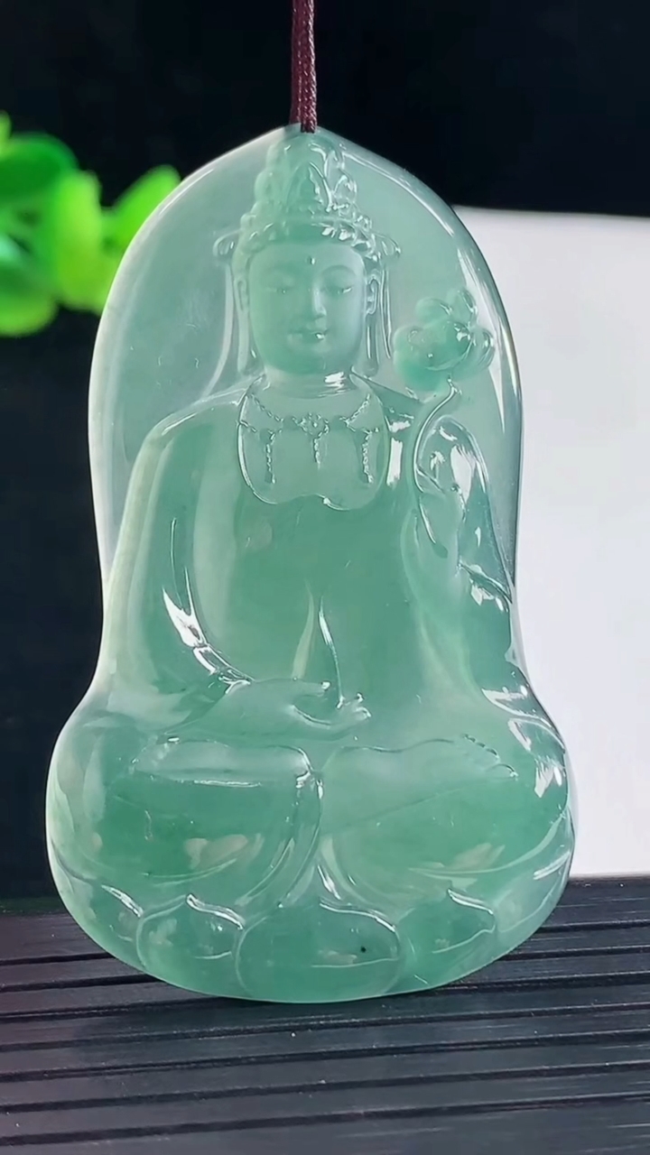 天然A货翡翠蓝水大势至菩萨吊坠，尺寸59-35-4重量:15.84g
5月6日