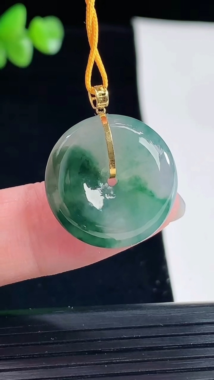 天然A货翡翠18k金飘花平安扣吊坠，尺寸20-5.5重量:4.61g
5月6日