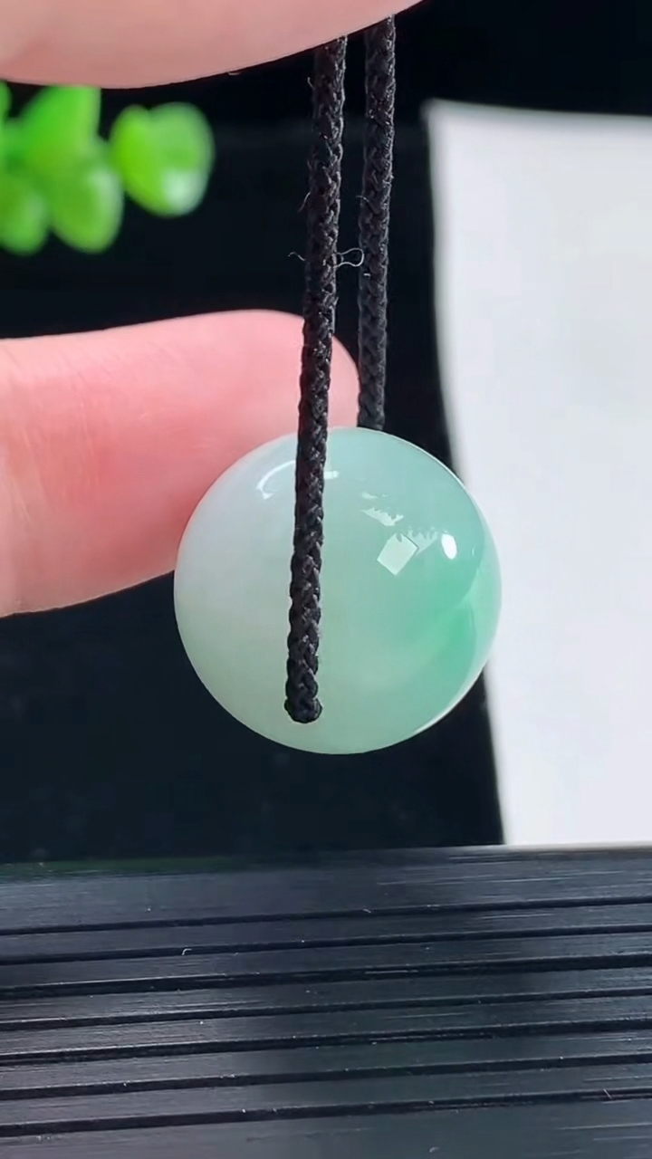 天然A货翡翠圆珠吊坠，尺寸18重量:10.00g
5月6日