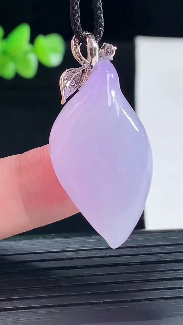 天然A货翡翠18k金紫罗兰福瓜吊坠，尺寸33.5-18-12.5重量:11.65g
5月6日