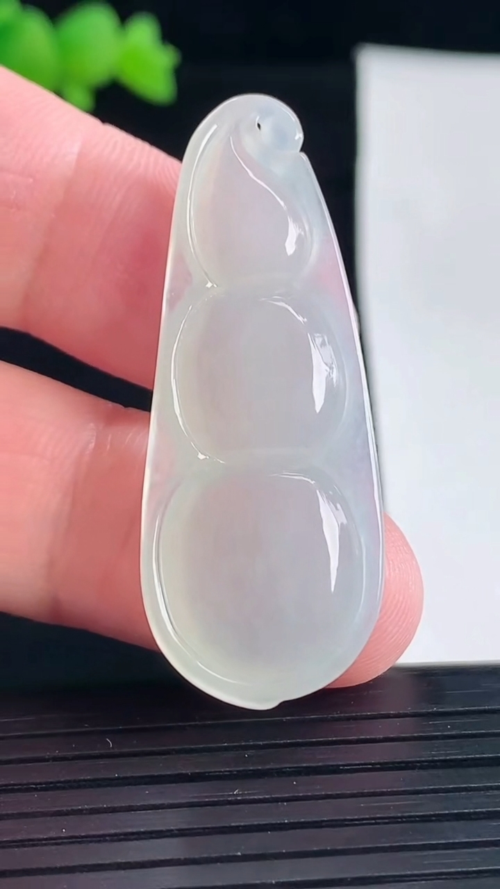 天然A货翡翠福豆吊坠，尺寸44-17-6.5重量:7.95g
5月6日