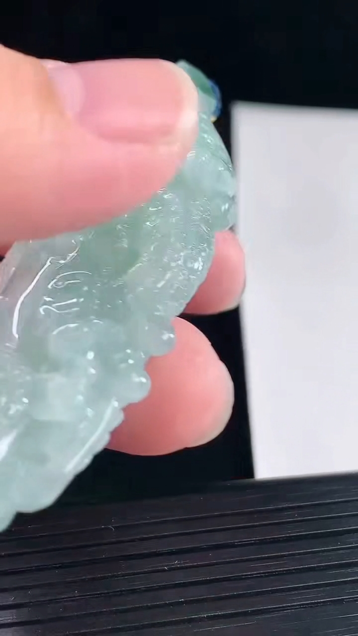 天然A货翡翠龙柱吊坠，尺寸63-28.5-11.2重量:35.91g
5月7日