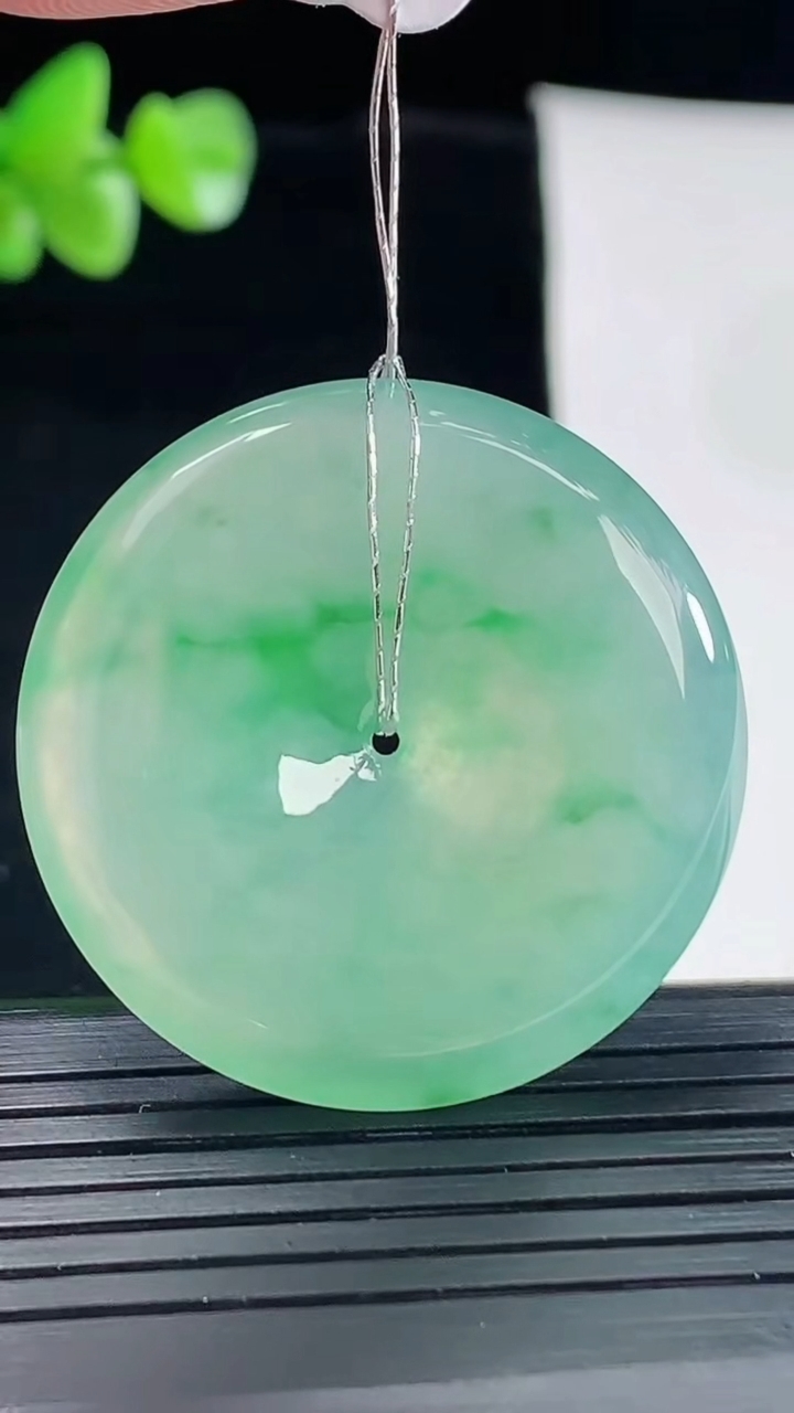 天然A货翡翠平安扣吊坠，尺寸34-5.8重量:14.19g
5月6日