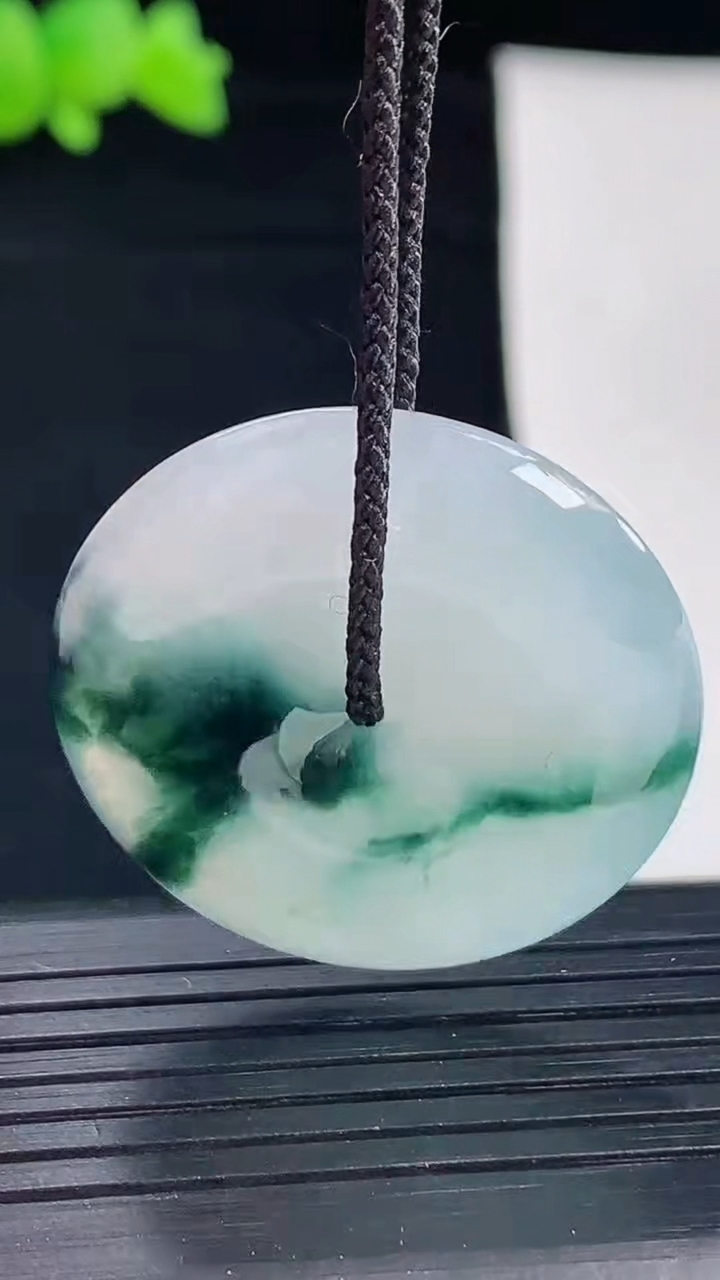 天然A货翡翠冰种飘花平安扣吊坠，尺寸31.5-6重量:12.14g
5月6日