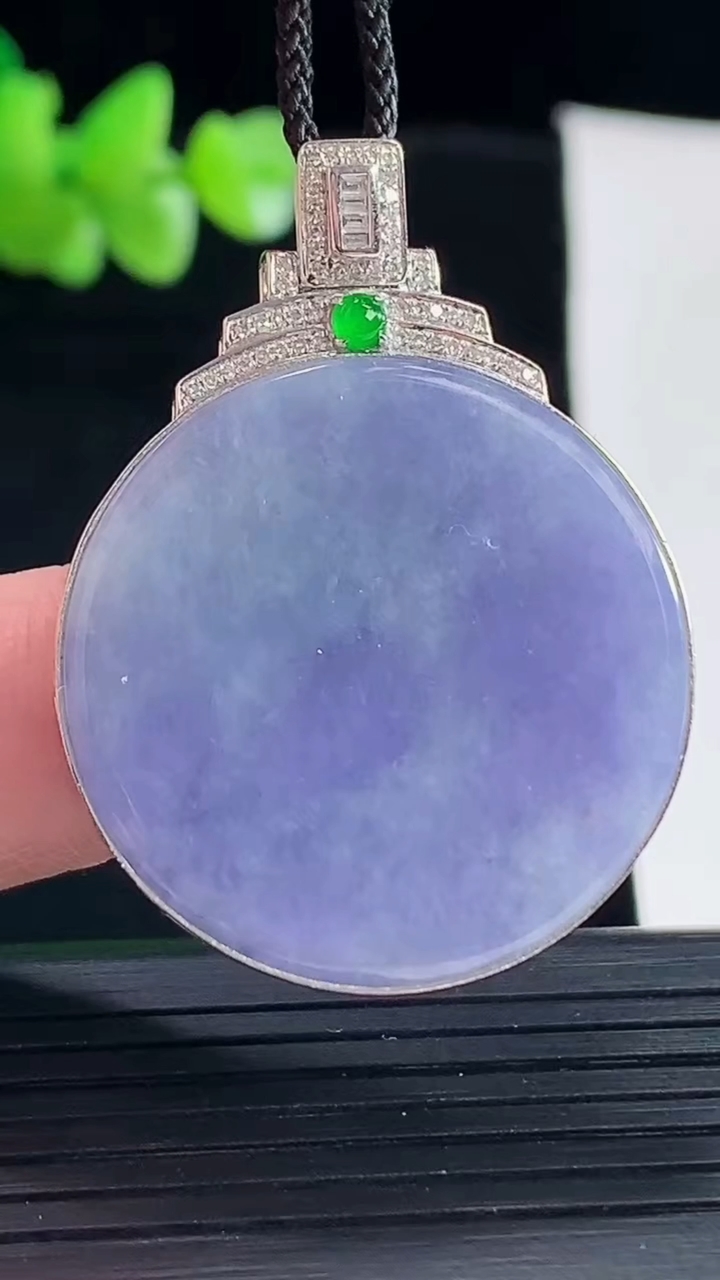 天然A货翡翠18k金紫罗兰无事牌吊坠，尺寸39-29-5.5，裸石29重量:12.88g
5月6日