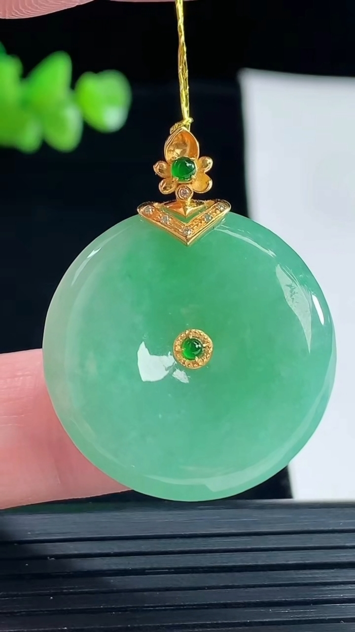 天然A货翡翠平安扣吊坠，尺寸27.6-5.6重量:9.71g
5月6日