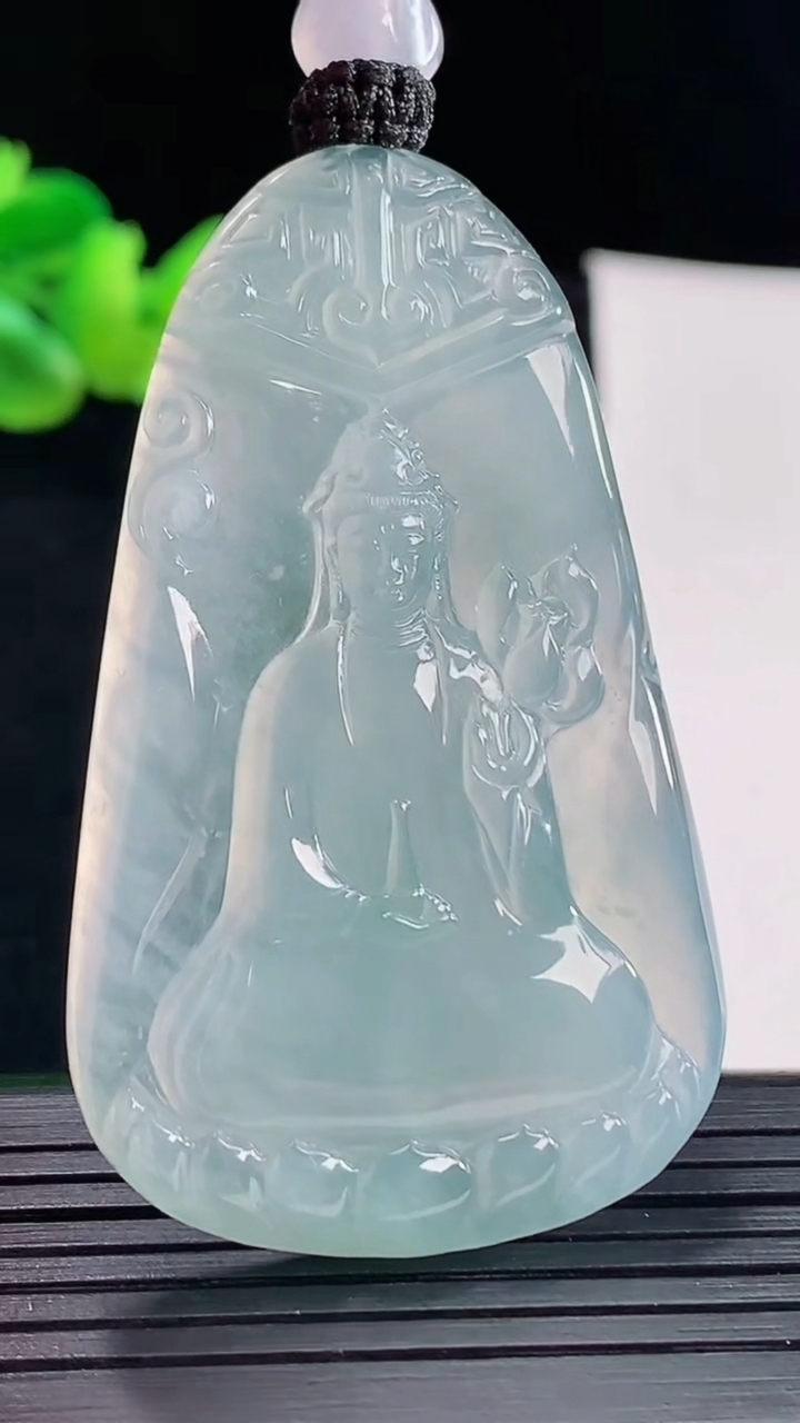 天然A货翡翠大势至菩萨吊坠，尺寸56-34-5.2重量:24.37g
5月6日