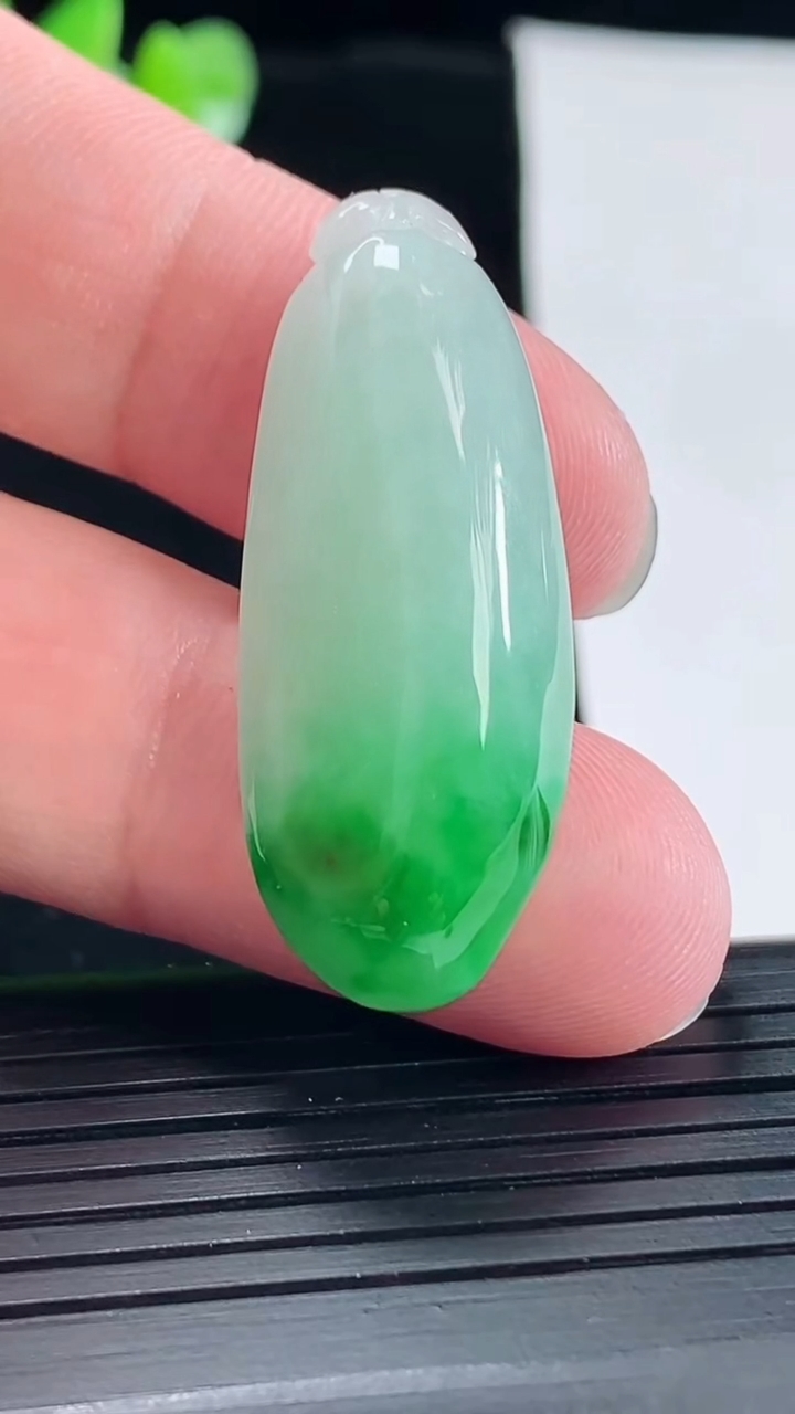 天然A货翡翠福瓜吊坠，尺寸38-15-9.5重量:9.25g
5月6日