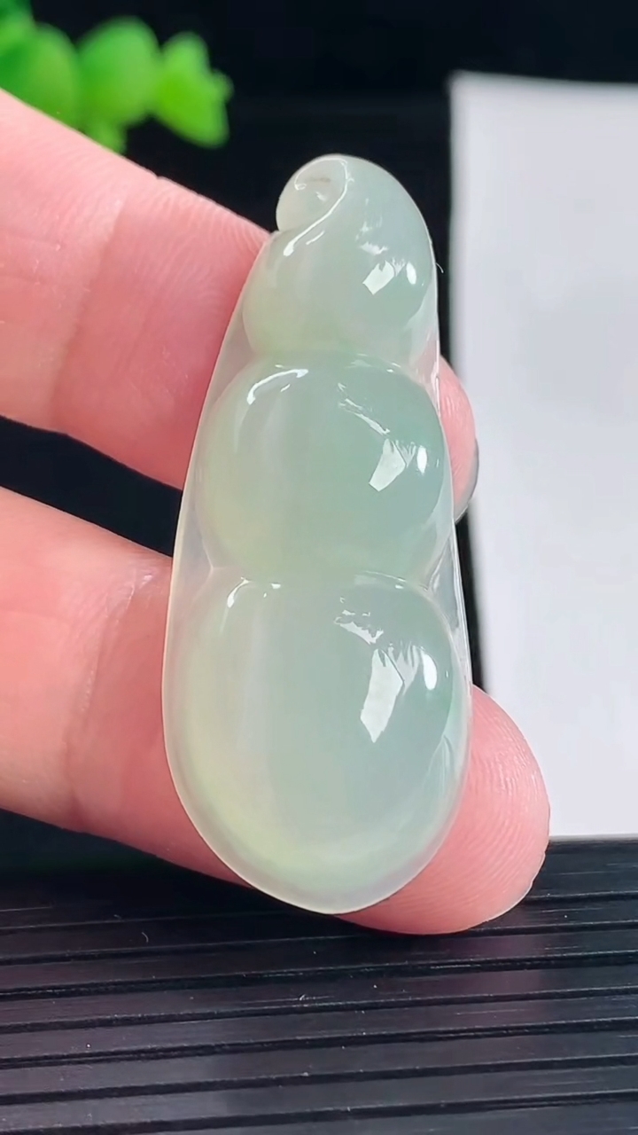天然A货翡翠福豆吊坠，尺寸45-18-7重量:9.05g
5月6日