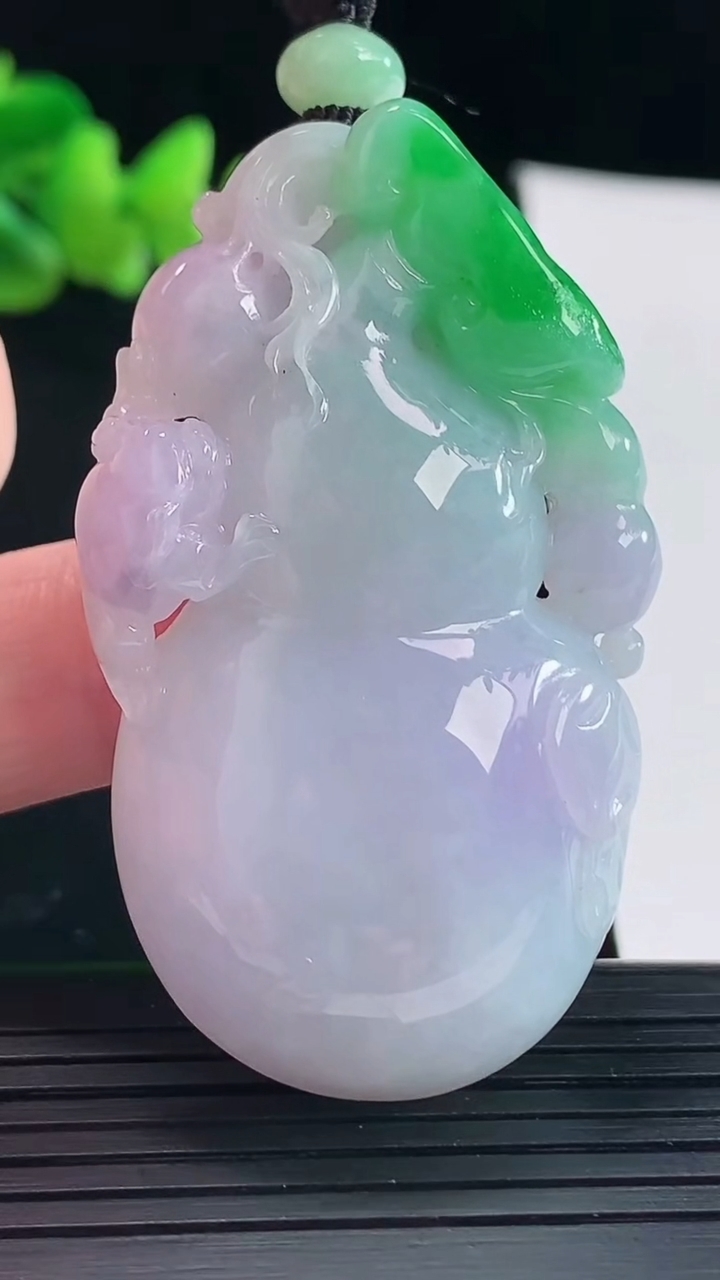 天然A货翡翠春带彩 紫罗兰葫芦吊坠，尺寸54-29.6-11.2重量:40.94g
5月6日
