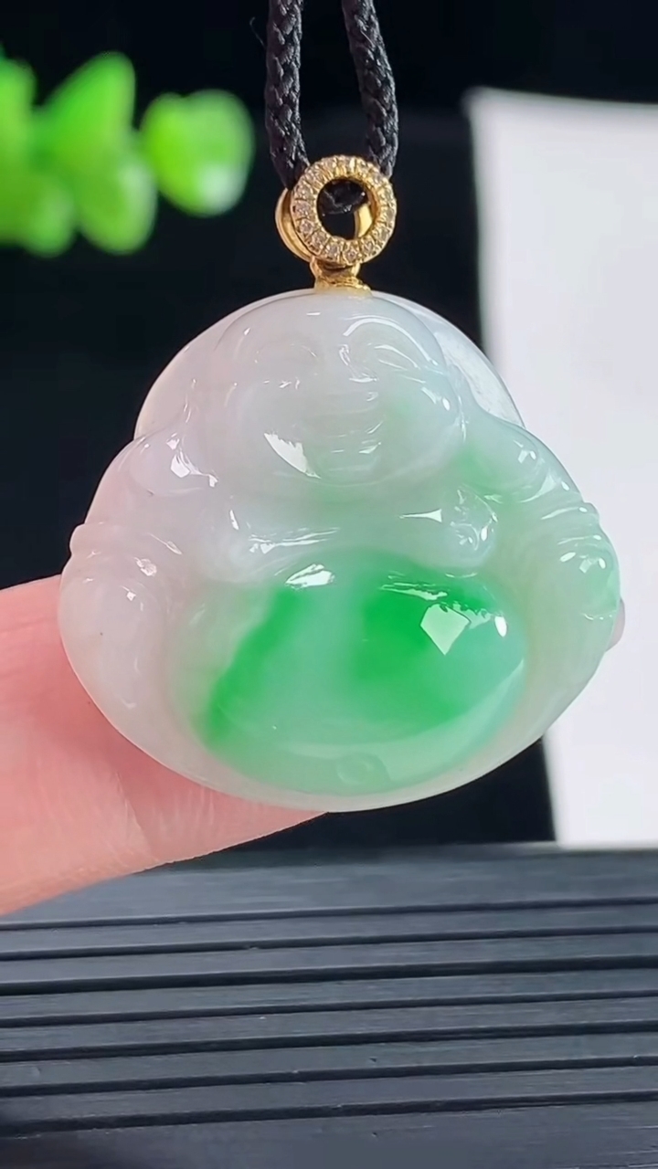 天然A货翡翠佛公吊坠，尺寸24-26-5.6重量:5.70g
5月6日