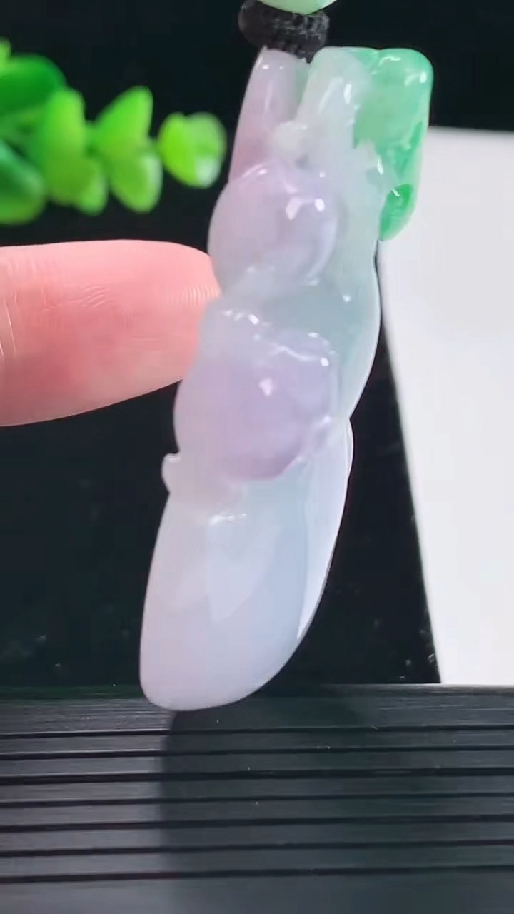 天然A货翡翠春带彩 紫罗兰葫芦吊坠，尺寸54-29.6-11.2重量:40.94g
5月6日
