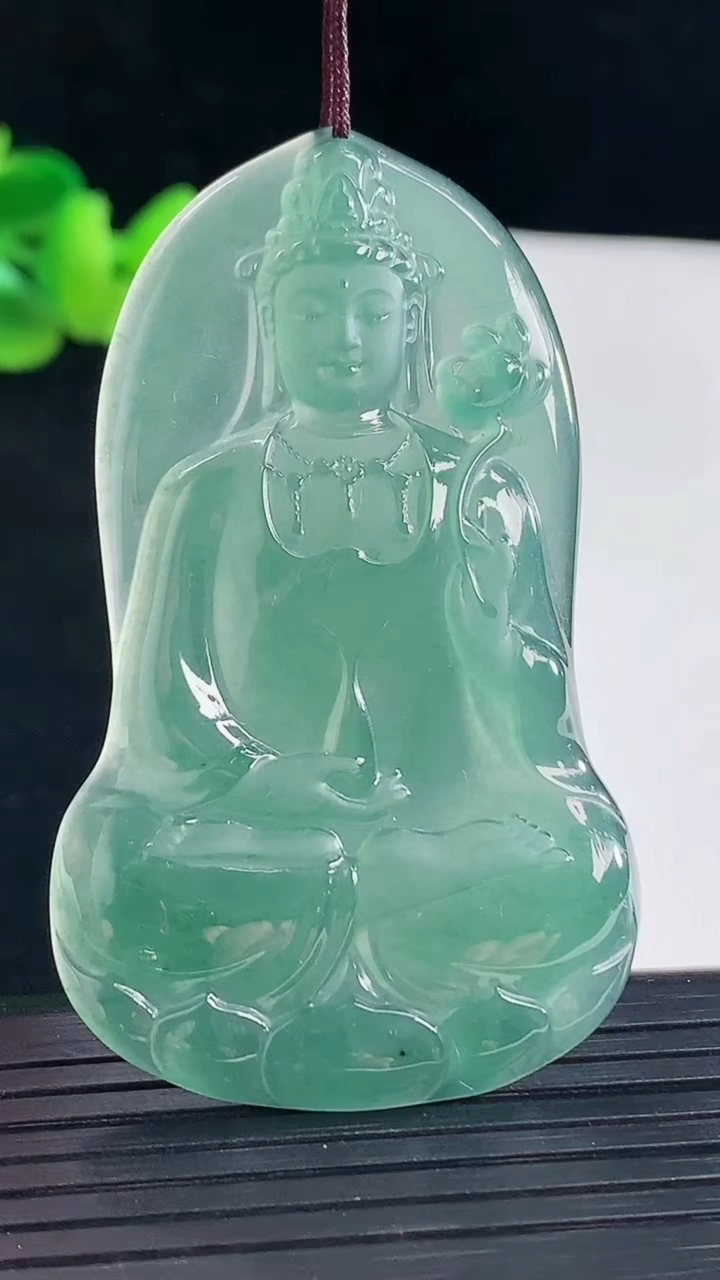 天然A货翡翠蓝水大势至菩萨吊坠，尺寸59-35-4重量:15.84g
5月6日