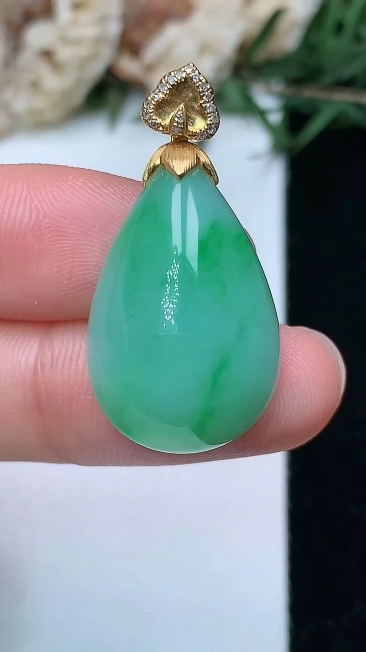 天然A货翡翠水滴吊坠，尺寸21.8-15.7-9.6，重量:6.00g
5月6日