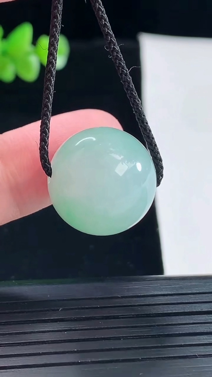 天然A货翡翠圆珠吊坠，尺寸18重量:10.00g
5月6日