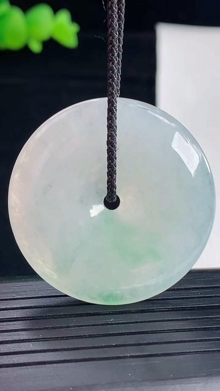 天然A货翡翠平安扣吊坠，尺寸36-6重量:16.33g
5月6日