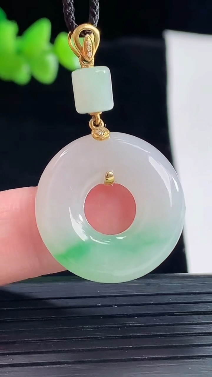 天然A货翡翠平安环吊坠，尺寸23.5-5.8重量:6.85g
5月6日