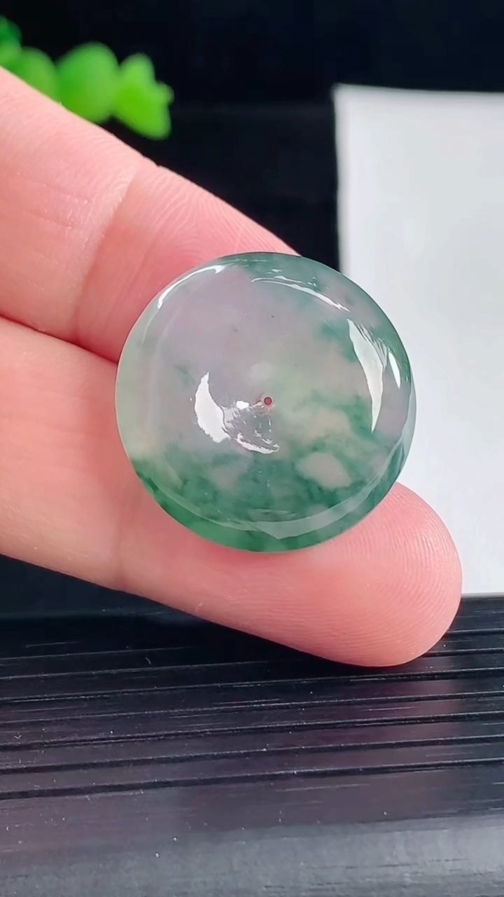 天然A货翡翠冰种飘花平安扣吊坠，尺寸24-5.2重量:6.00g
5月6日