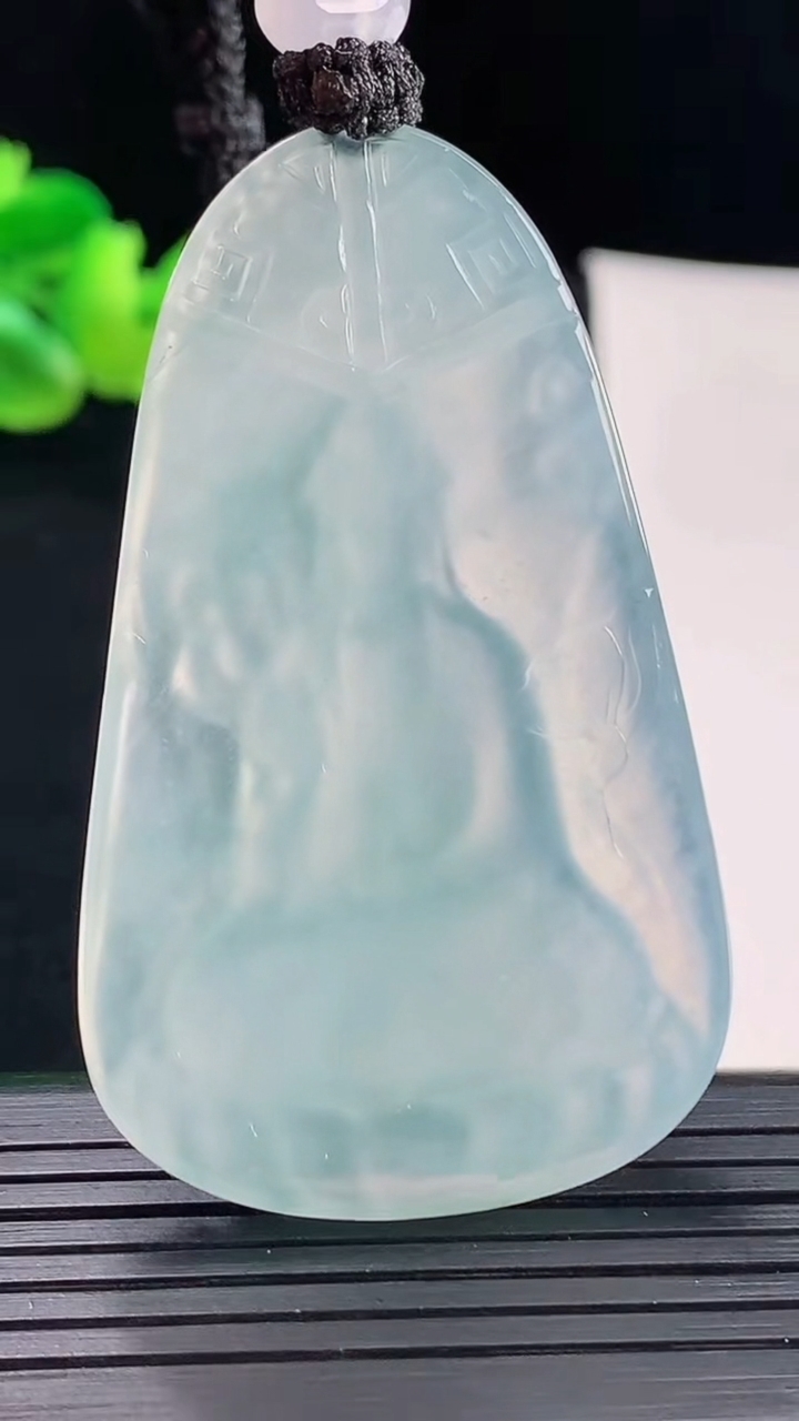 天然A货翡翠大势至菩萨吊坠，尺寸56-34-5.2重量:24.37g
5月6日