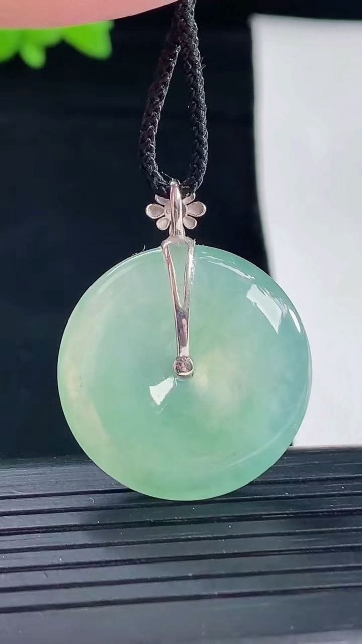 天然A货翡翠平安扣吊坠，尺寸25-5重量:6.49g
5月6日