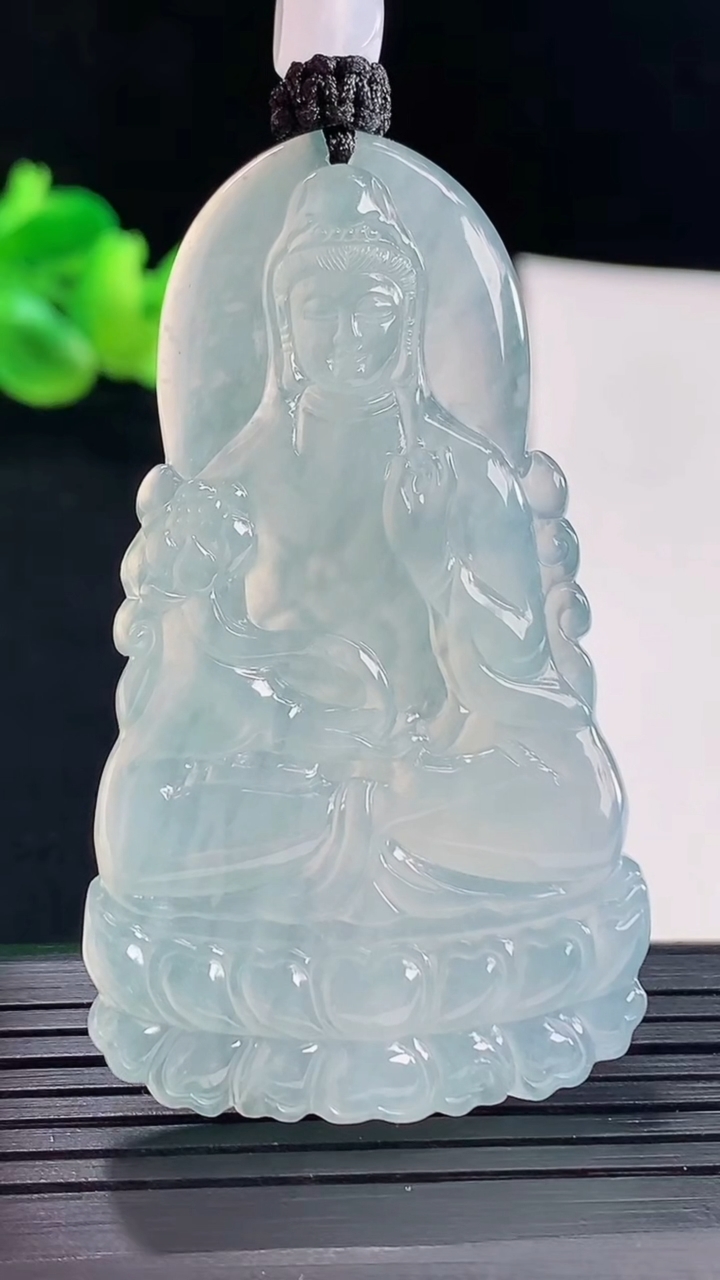 天然A货翡翠种飘花大势至菩萨吊坠，尺寸58-34-5重量:24.46g
5月6日