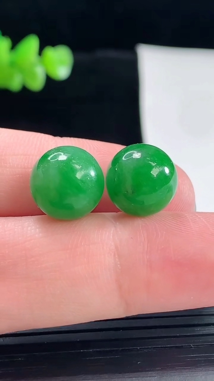 天然A货翡翠圆珠吊坠一对，尺寸12重量:6.00g
5月6日