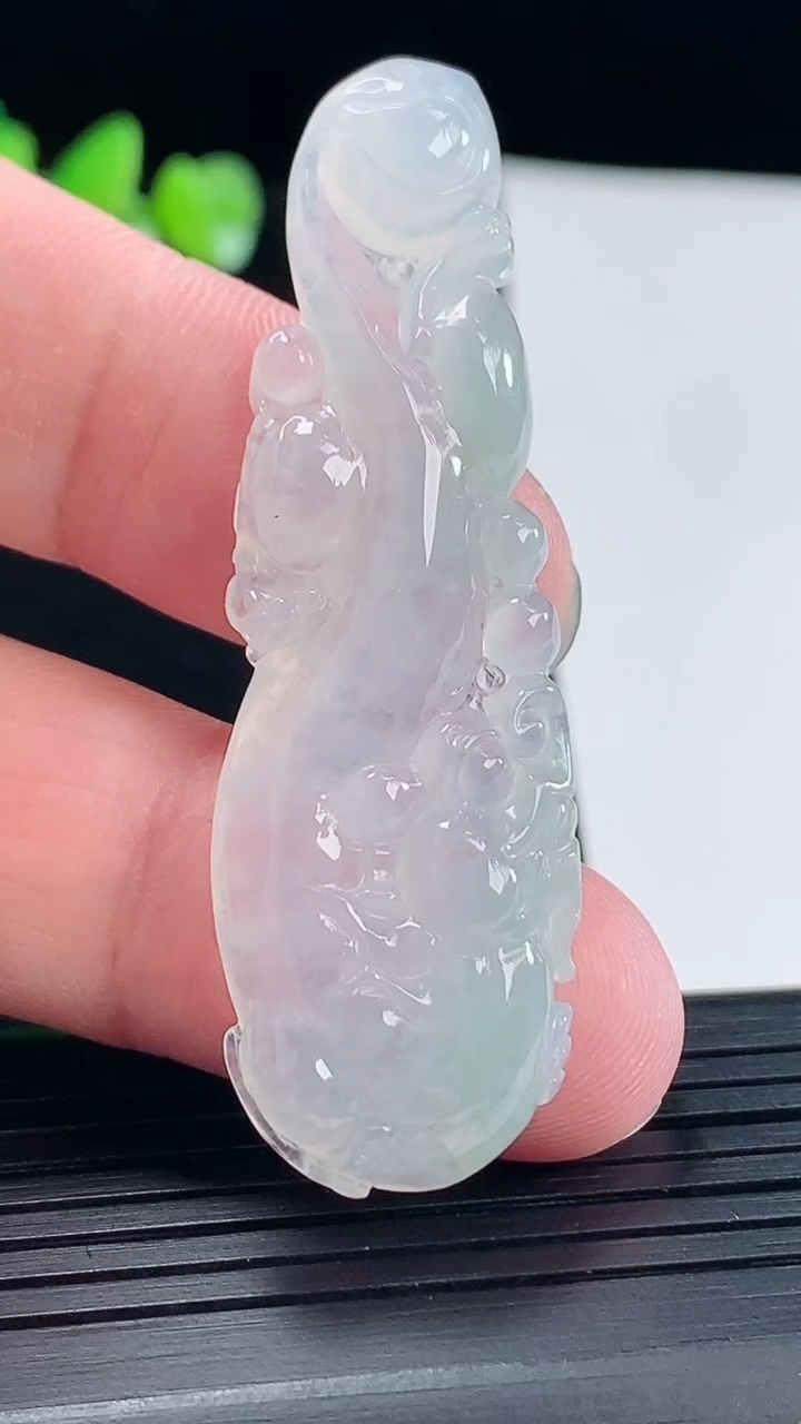 天然A货翡翠仿古龙牌吊坠，尺寸55.6-18-5.6重量:8.87g
5月6日