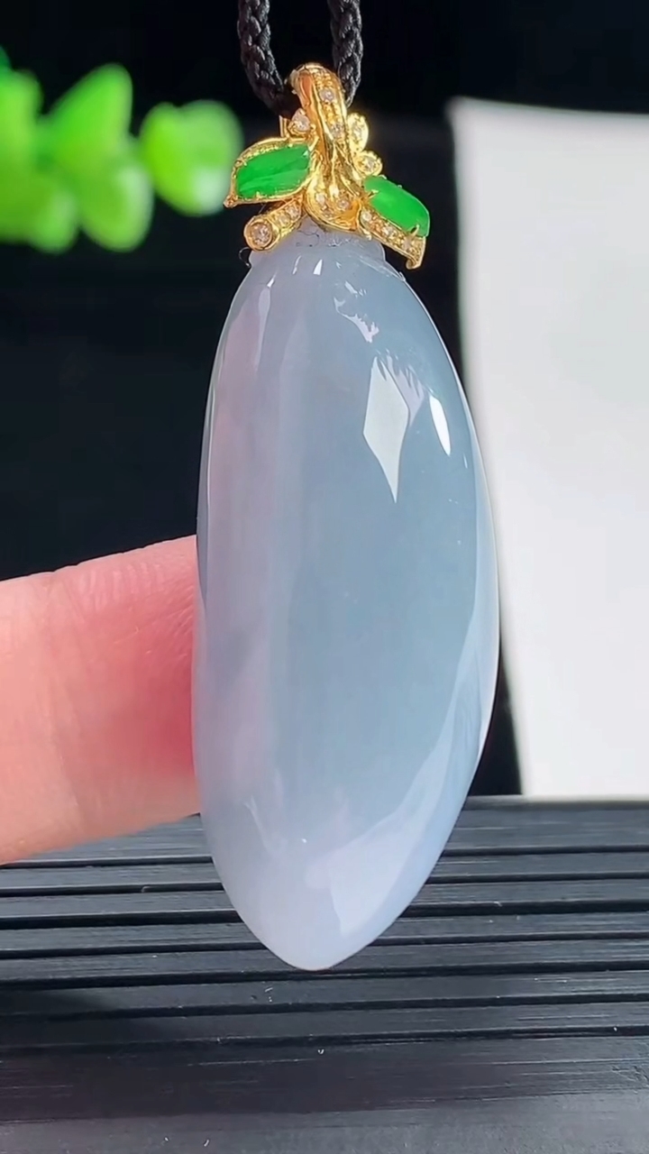 天然A货翡翠18k金紫罗兰福瓜吊坠，尺寸36-16-12重量:14.44g
5月6日