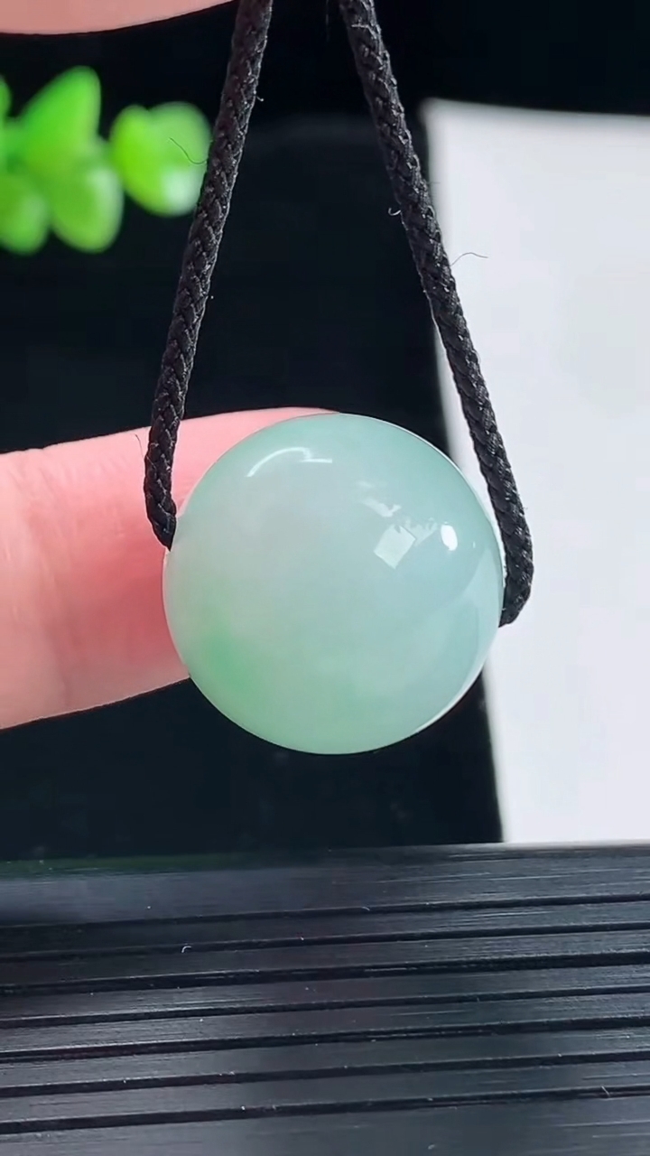 天然A货翡翠圆珠吊坠，尺寸18重量:10.00g
5月6日