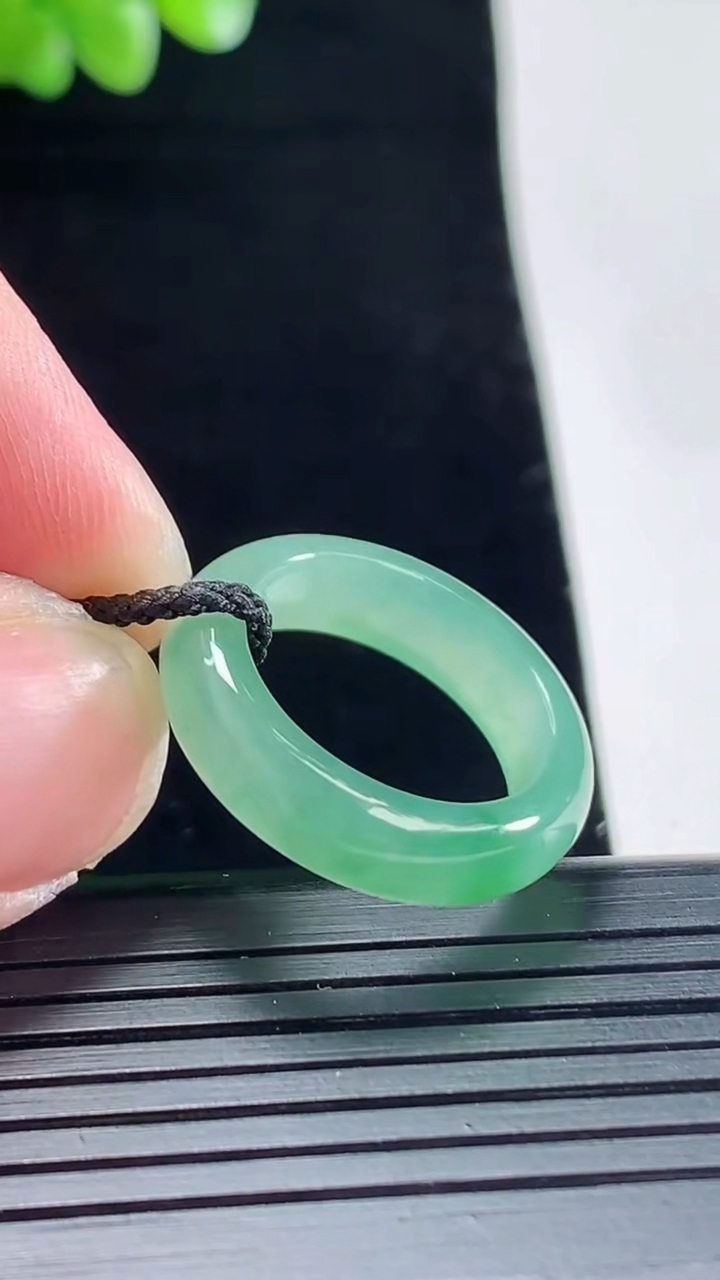 天然A货翡翠玉指环 戒指，尺寸16.5-5.5-3.8重量:3.27g2026年5月6日
工厂直销收藏佳品,种好水足，色泽均匀，有种有色，上手高大气！