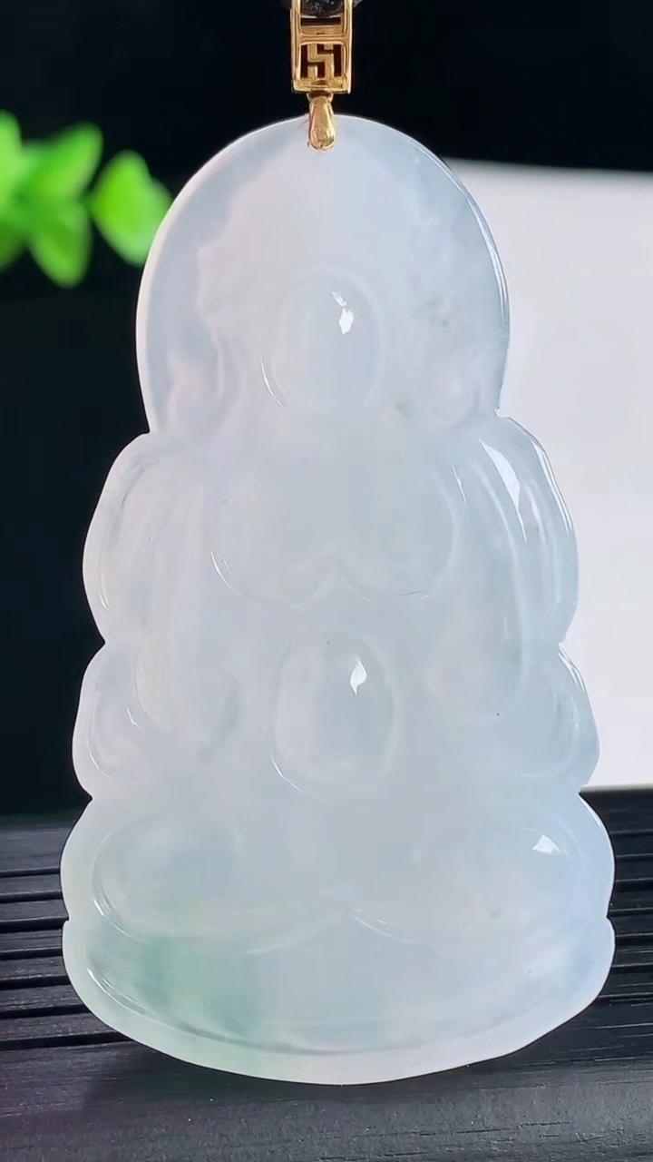 天然A货翡翠度母菩萨吊坠，尺寸58-33-6重量:20.77g
5月6日