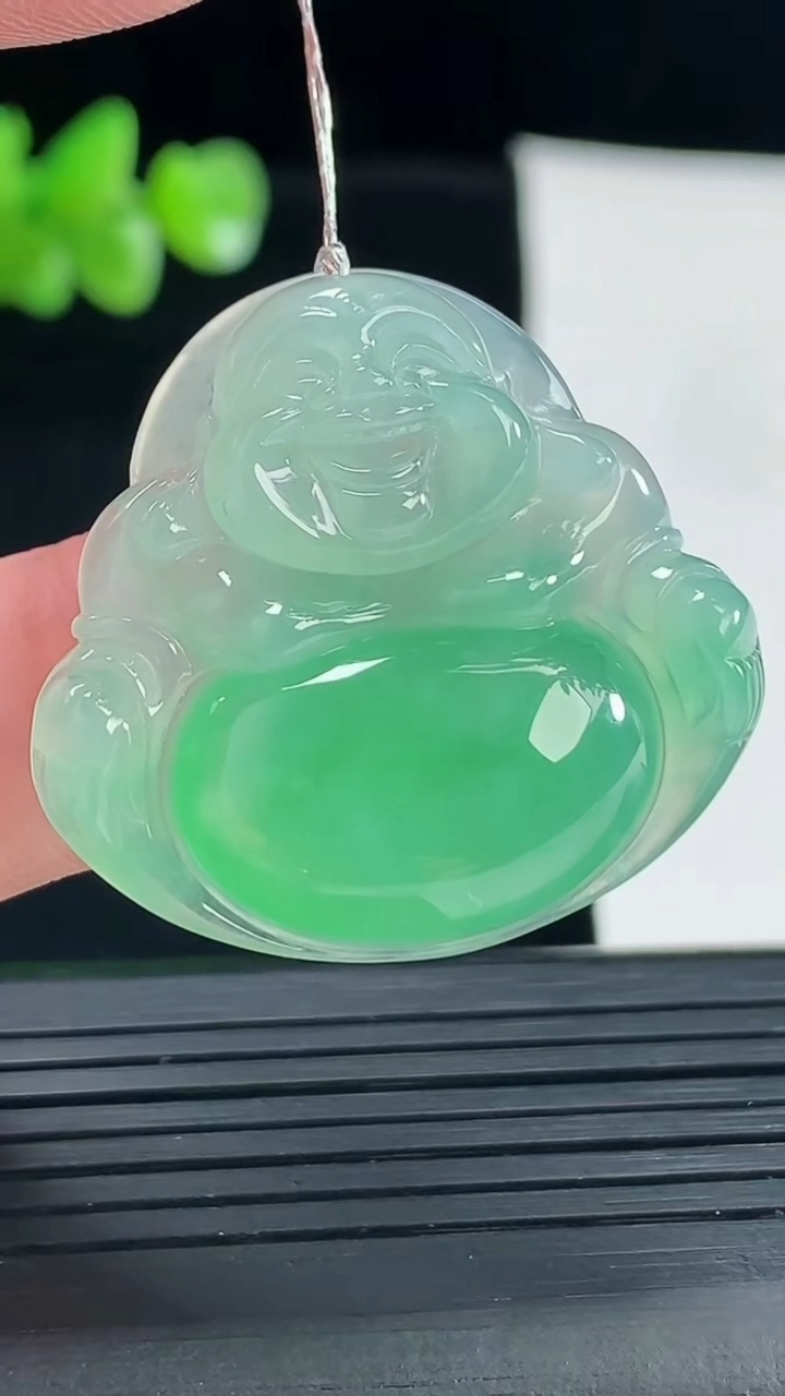天然A货翡翠佛公吊坠，尺寸30-32-6重量:8645g
5月6日