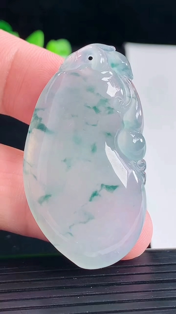天然A货翡翠种飘花福瓜吊坠，尺寸47-27-6.3重量:15.52g
5月6日