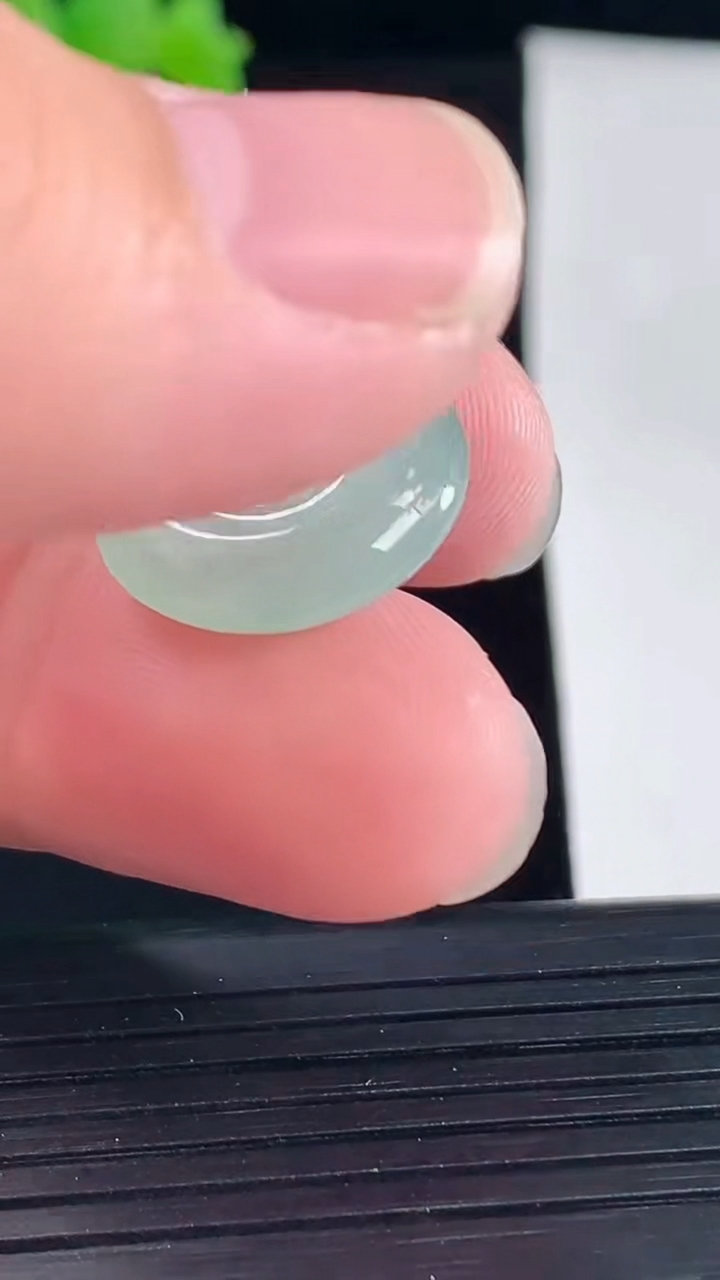 天然A货翡翠平安扣吊坠，尺寸17.6-5重量:2.97g
5月6日