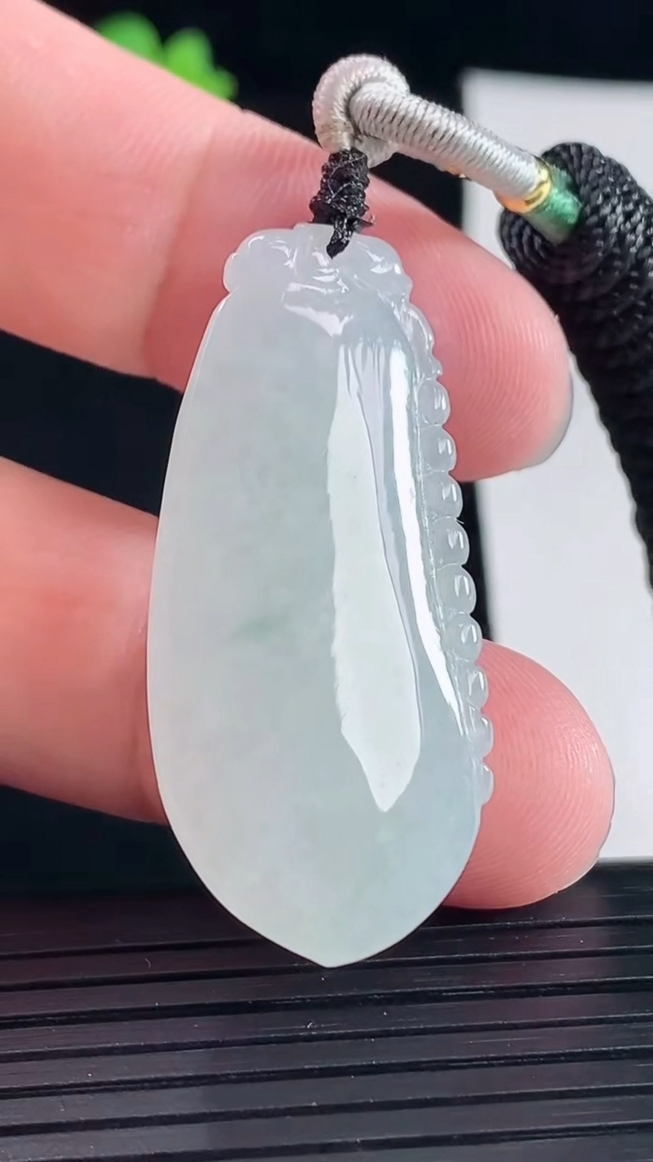 天然A货翡翠福瓜吊坠，尺寸42-19.5-10重量:17.13g
5月6日