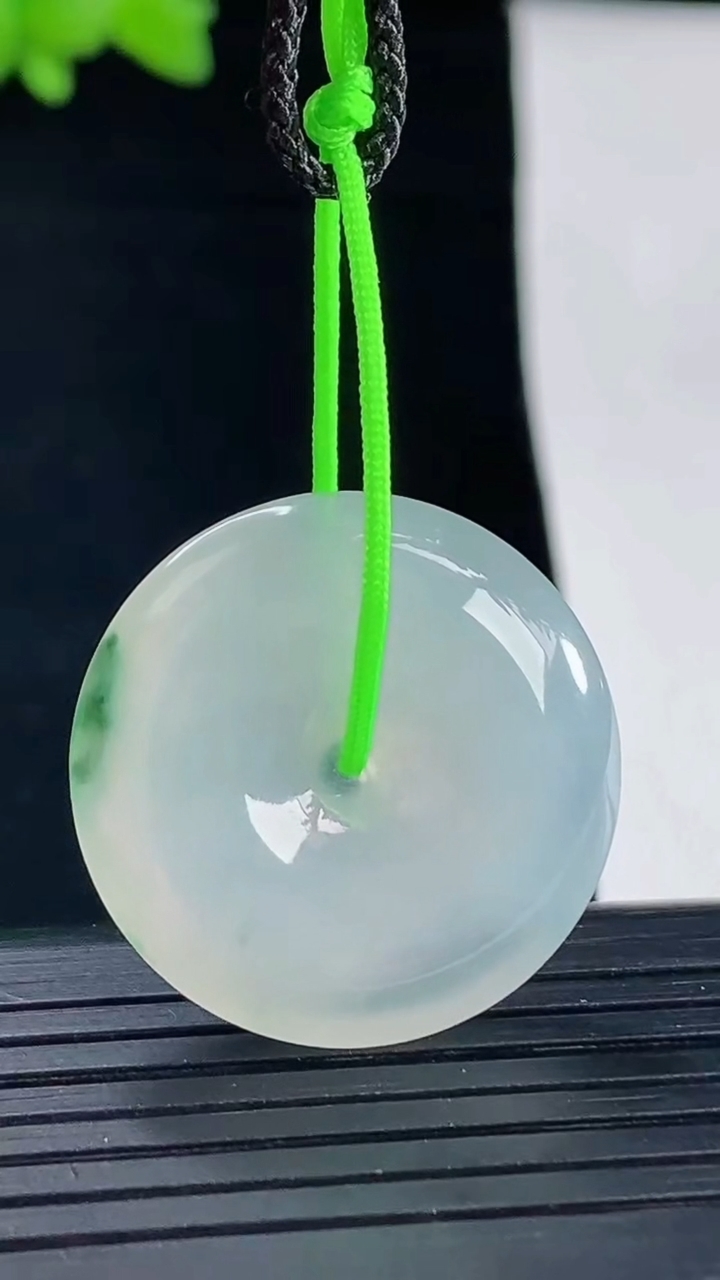 天然A货翡翠冰种飘花平安扣吊坠，尺寸26-5.5重量:6.85g
5月6日