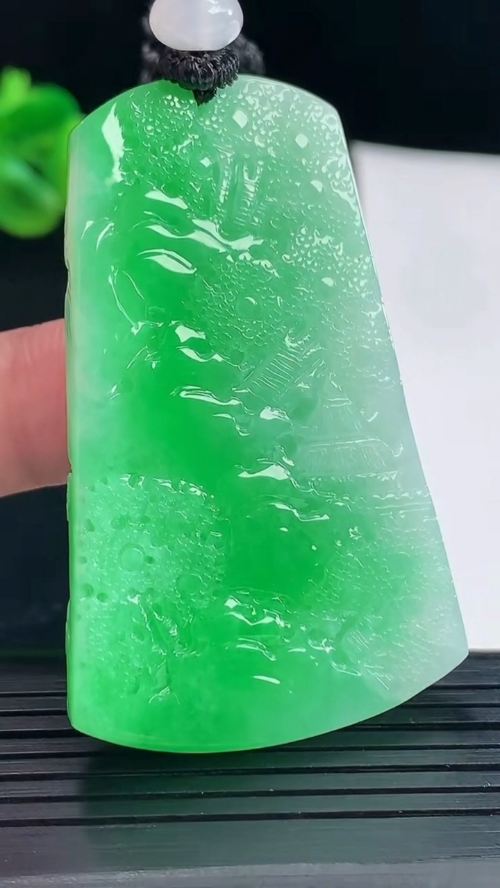 天然A货翡翠山水牌吊坠，尺寸57-35.6-8重量:35.64g
5月6日
