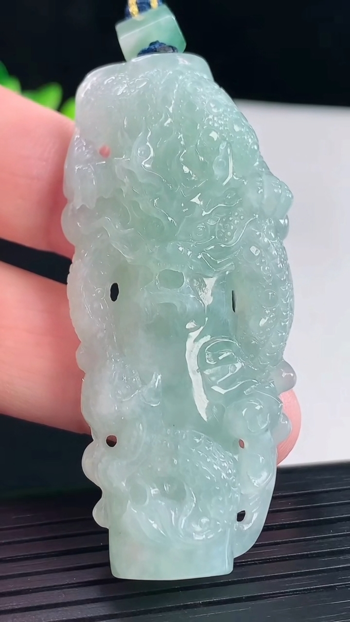 天然A货翡翠龙柱吊坠，尺寸63-28.5-11.2重量:35.91g
5月7日
