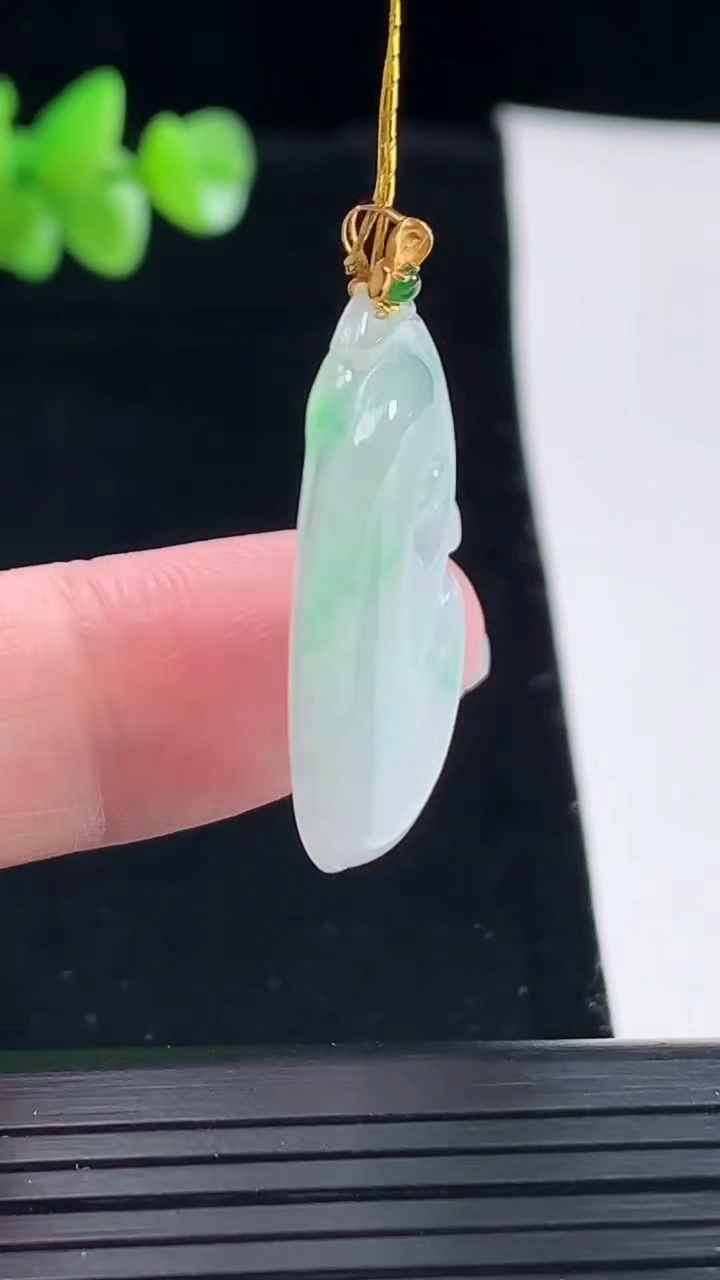 天然A货翡翠如意吊坠，尺寸31-18-4重量:4.41g
5月6日