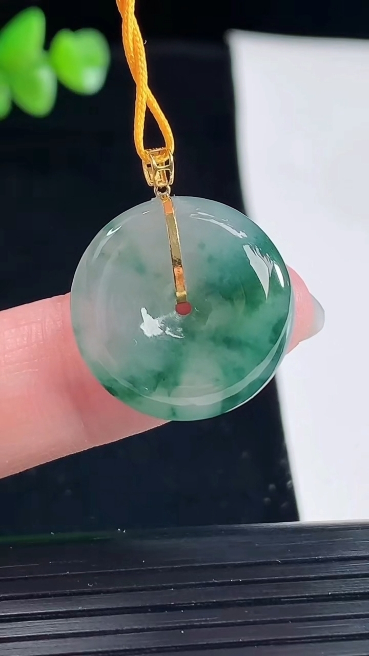 天然A货翡翠18k金飘花平安扣吊坠，尺寸20-5.5重量:4.61g
5月6日